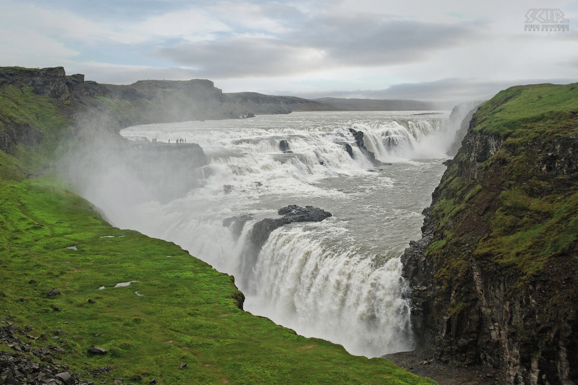 Gullfoss De Gullfoss is een zeer indrukwekkende waterval op de Hvítá rivier. Het water valt in twee trappen naar beneden in een smalle diepe kloof. Stefan Cruysberghs